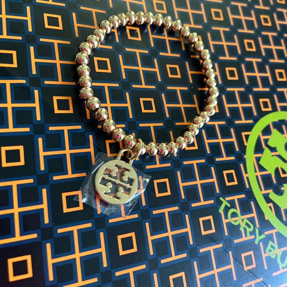 Last one! ⏰ NWT Gorgeous stretchy bracelet w/Tory Burch logo charm + gift wrap - Picture 3 of 13